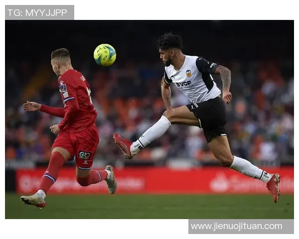 西班牙足球巨星荣耀回国引发球迷热烈欢迎与全国媒体高度关注