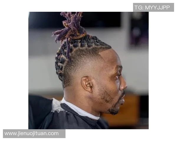 足球球星梳头瞬间曝光 他们的发型背后隐藏着怎样的故事与个性